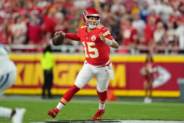 Mahomes brilha e Chiefs vencem Colts na prorrogação com chute decisivo de Butker na NFL