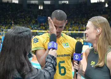 Adriano chora após vaga olímpica e denuncia homofobia no vôlei: 'Ódio que não deveria existir'